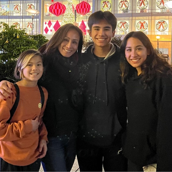 Meet your Posher, Lori - Picture 2 of 2